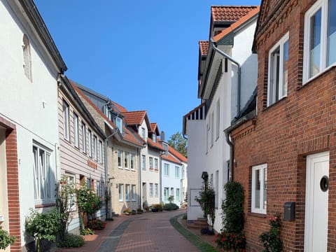 Neighbourhood, Street view