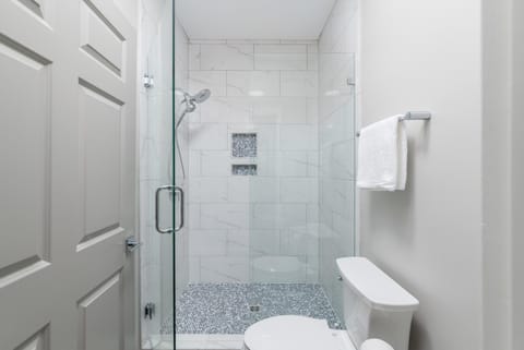 Shower, Toilet, Bathroom, towels