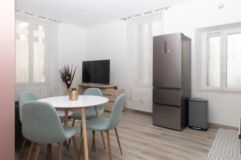 Communal lounge/ TV room, TV and multimedia, Dining area