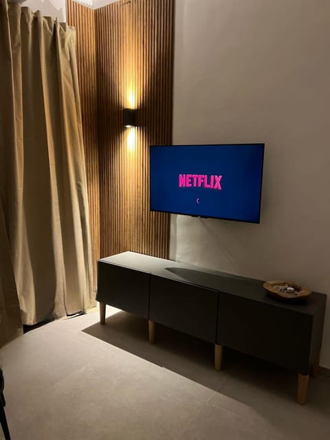 Communal lounge/ TV room, Bed, TV and multimedia, Bedroom