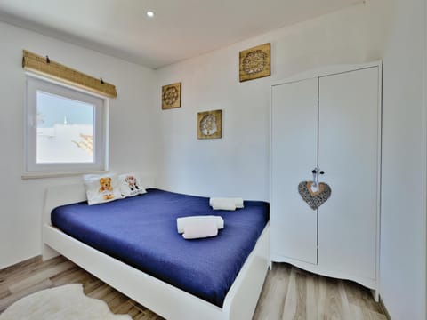 Bed, Bedroom, towels, wardrobe