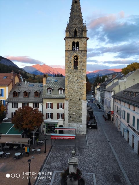 Day, City view, Landmark view, Street view, Location