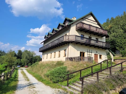 Property building, Spring, Day, Natural landscape, Garden, Balcony/Terrace, Garden view, Parking, pet friendly