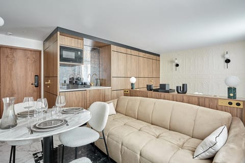 Coffee/tea facilities, Kitchen or kitchenette, Seating area, Dining area, stove