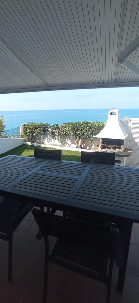 Property building, Day, Natural landscape, BBQ facilities, Garden, Dining area, Sea view