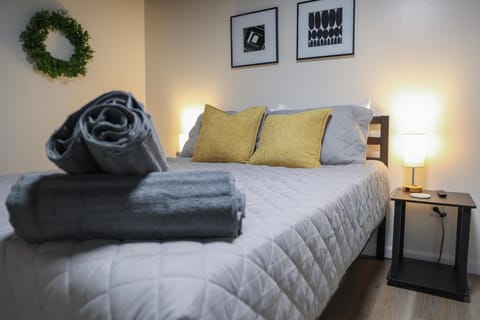 5-BR Serene Retreat Near CLE* Dogs welcome! House in Middleburg Heights