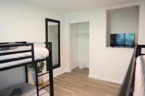 5-BR Serene Retreat Near CLE* Dogs welcome! House in Middleburg Heights