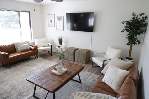 5-BR Serene Retreat Near CLE* Dogs welcome! House in Middleburg Heights