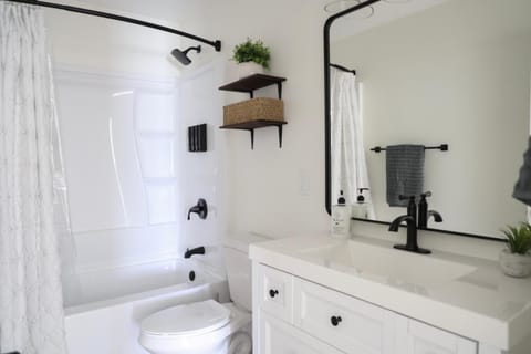 5-BR Serene Retreat Near CLE* Dogs welcome! House in Middleburg Heights