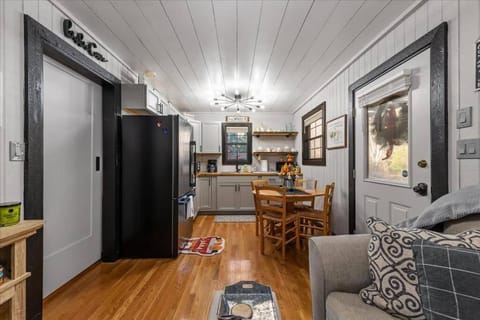 TNT II - Creek Front, Hot Tub, Fire Pit House in Union County