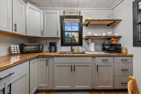 TNT II - Creek Front, Hot Tub, Fire Pit House in Union County