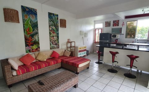 Kitchen or kitchenette, Living room, Seating area, Dining area, minibar, pet friendly