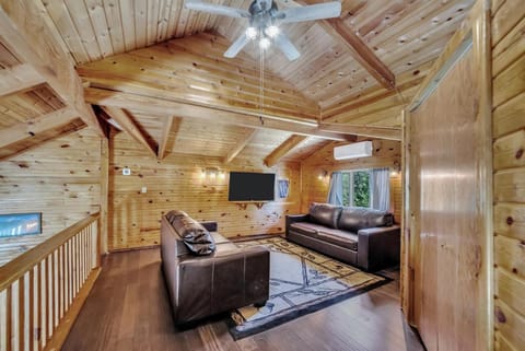 Communal lounge/ TV room, TV and multimedia, Seating area, fireplace