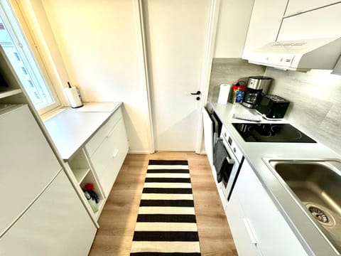 Coffee/tea facilities, Kitchen or kitchenette, dishwasher, oven, stove, toaster