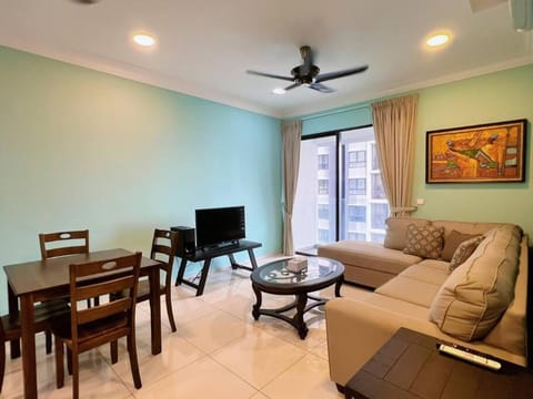 TV and multimedia, Living room, Seating area, Dining area, fireplace