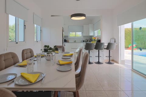 Dining area, kitchen