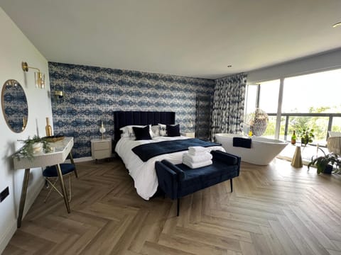 Bed, Photo of the whole room, towels