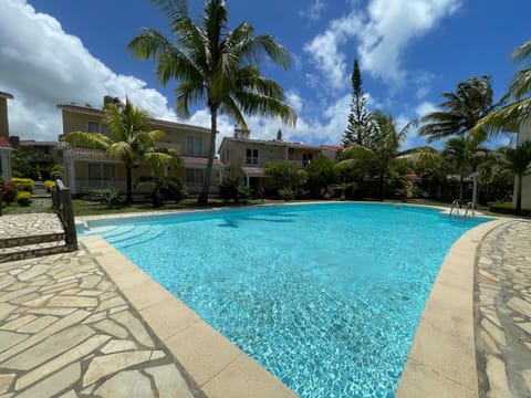 Property building, Day, Garden, Garden view, Pool view, Swimming pool