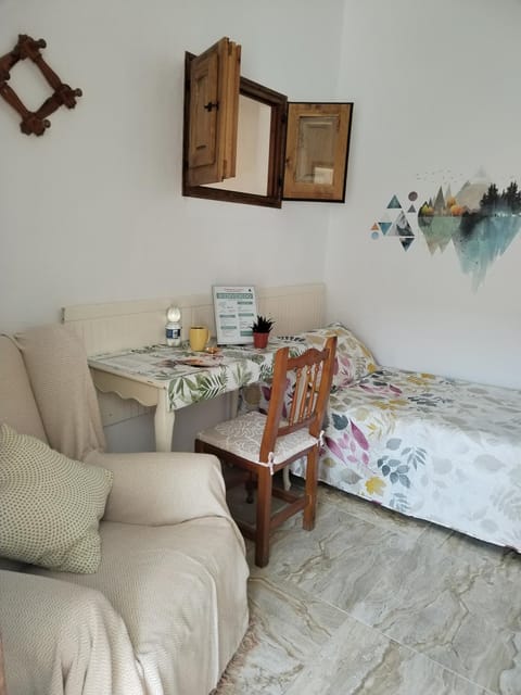 Photo of the whole room, Bedroom