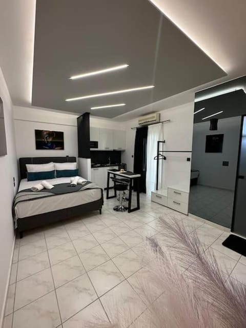 Bed, TV and multimedia, Kitchen or kitchenette, Living room, Photo of the whole room, Bedroom, minibar, wardrobe