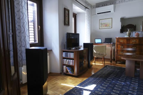 TV and multimedia, Living room, Seating area, air conditioner