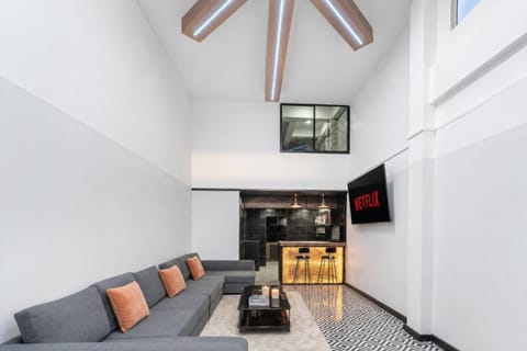 Property building, Communal lounge/ TV room, TV and multimedia, Photo of the whole room, Seating area, Evening entertainment, Evening entertainment