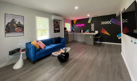Totally 80s! Apartment in Sanford