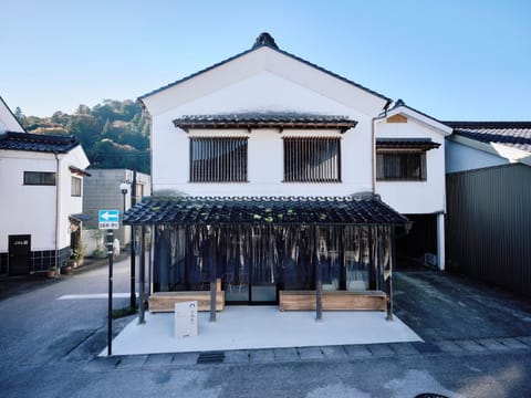 Property building, Day