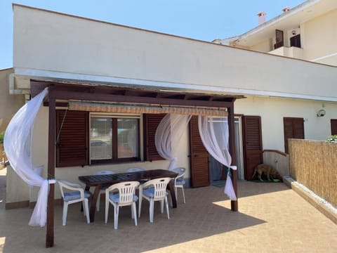 Property building, Patio, Balcony/Terrace, Dining area