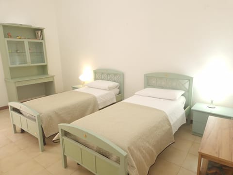 Bed, TV and multimedia, Balcony/Terrace, Bedroom, locker, towels, wardrobe, air conditioner