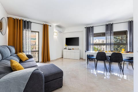 TV and multimedia, Living room, Decorative detail, Seating area, Dining area, locker, air conditioner