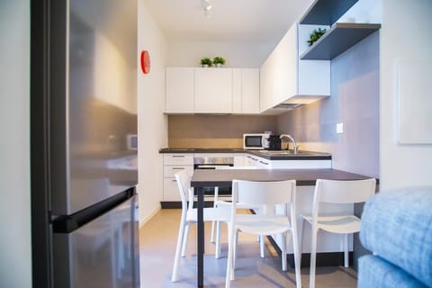Kitchen or kitchenette, Dining area, minibar, pet friendly, stove