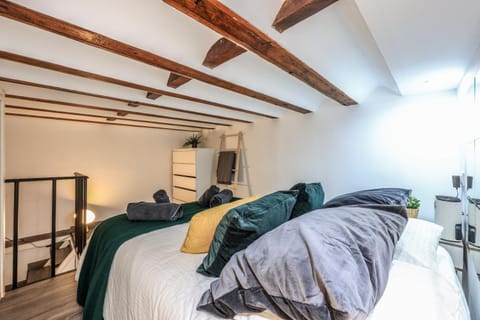 Discover Madrid from our cozy studio Apartment in Centro