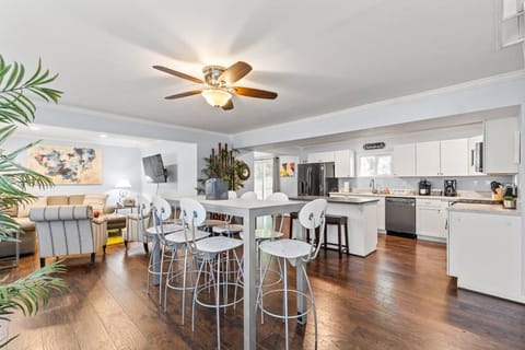 Kitchen or kitchenette, Living room, Seating area, Dining area, dishwasher, fireplace, minibar, pet friendly, stove