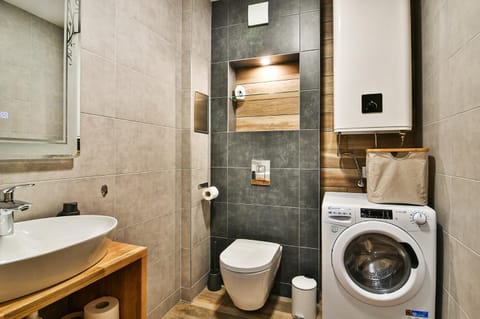 Shower, Toilet, Bathroom, towels, washing machine