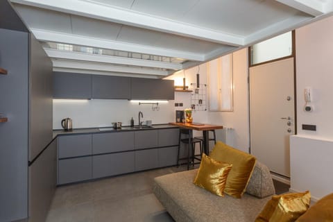 Kitchen or kitchenette, Living room, Seating area, Dining area