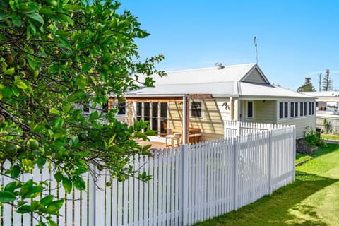 Property building, Day, Garden, Garden view