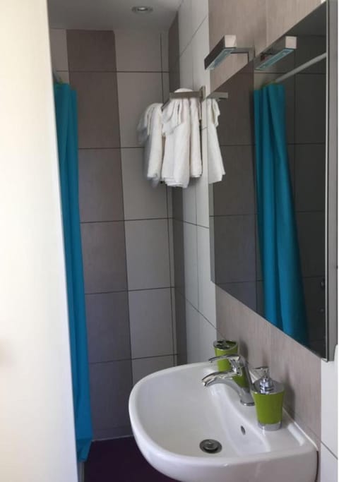 Shower, Bathroom, towels