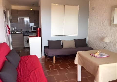 Kitchen or kitchenette, Living room, Dining area, oven, stove