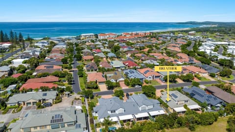 Property building, Neighbourhood, Natural landscape, Bird's eye view, Beach, Location