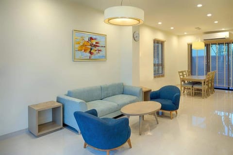 Living room, Seating area, hair dresser