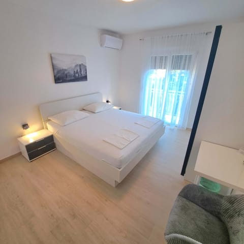 Bed, Photo of the whole room, Bedroom, air conditioner