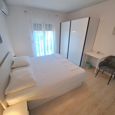 Bed, Bedroom, internet, wardrobe, air conditioner