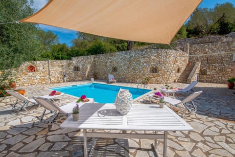 Patio, Swimming pool, sunbed