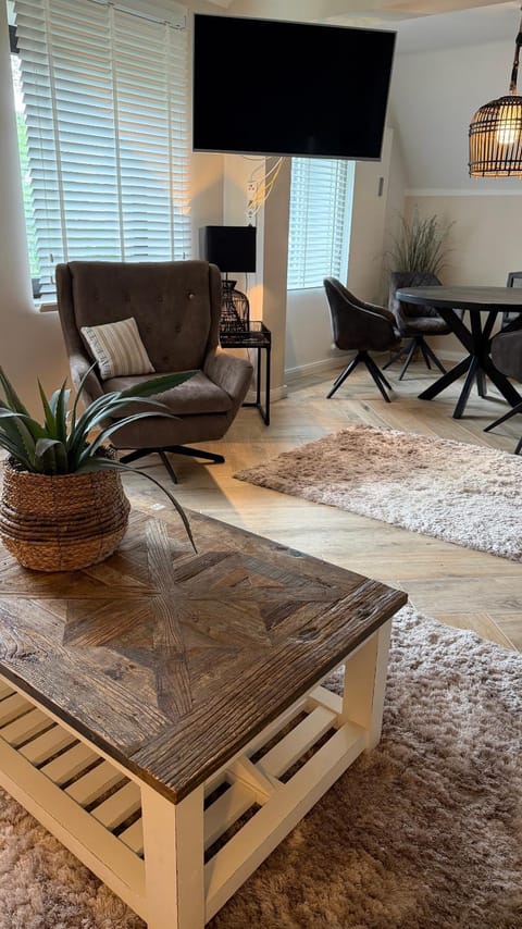 TV and multimedia, Seating area, Dining area