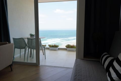 Natural landscape, View (from property/room), Balcony/Terrace, Seating area, Sea view