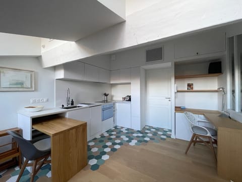Kitchen or kitchenette, Dining area