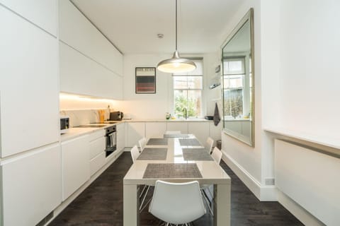 Kitchen or kitchenette, Dining area, minibar