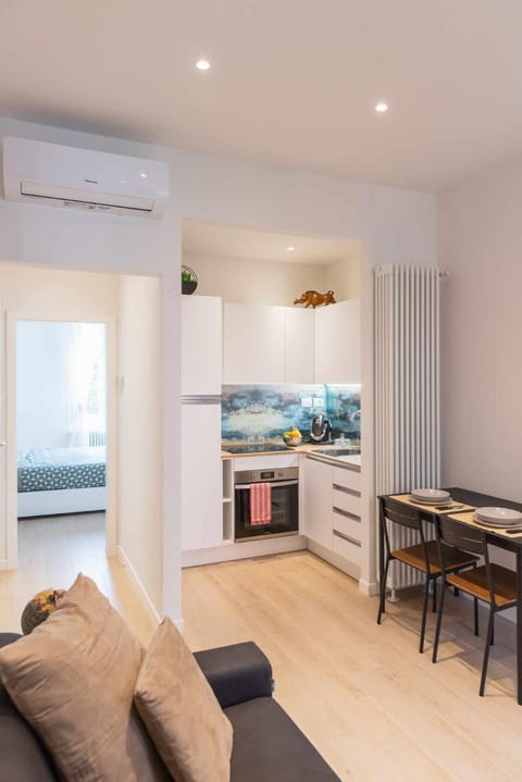 Kitchen or kitchenette, Living room, Seating area, Dining area, minibar, oven, pet friendly, stove, air conditioner