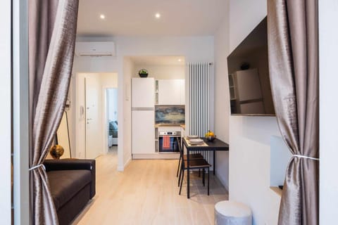 TV and multimedia, Kitchen or kitchenette, Living room, Seating area, Dining area, minibar, oven, air conditioner